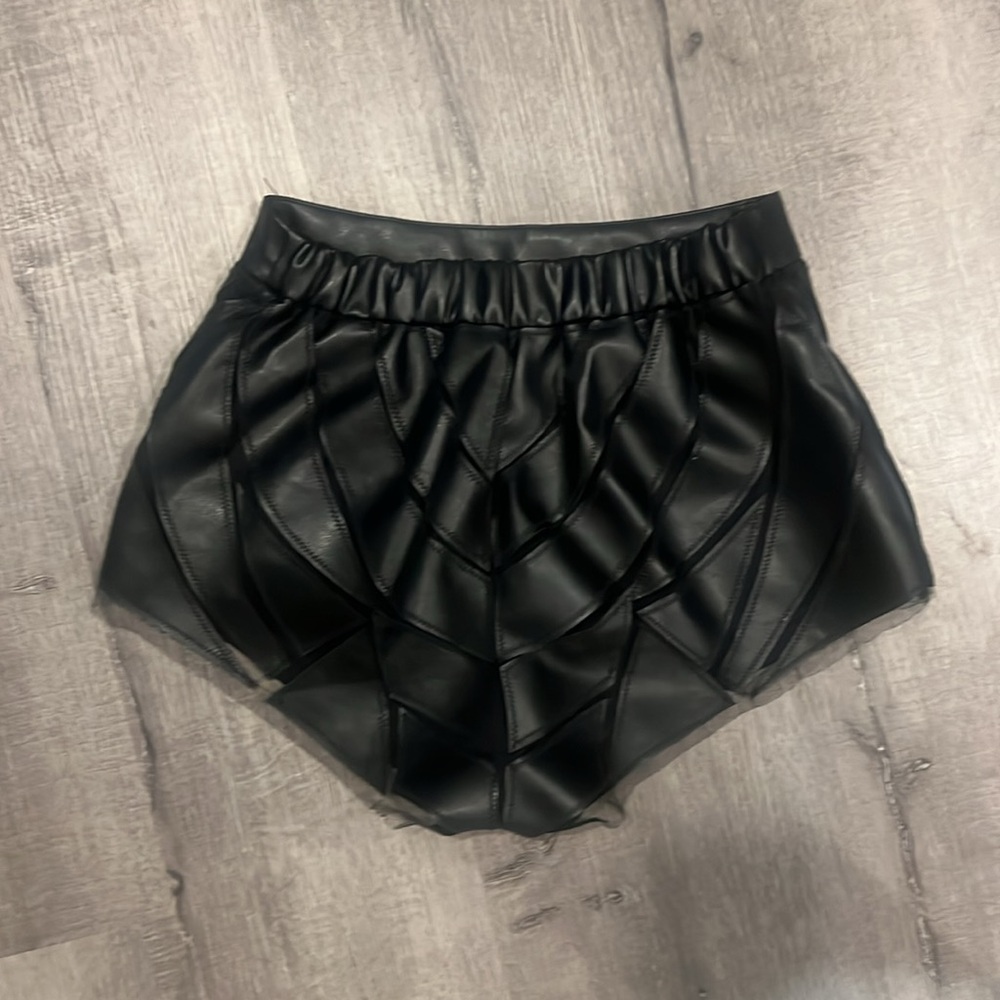 Detailed Ruched Waisted Abstract Shorts - Picture 2 of 2